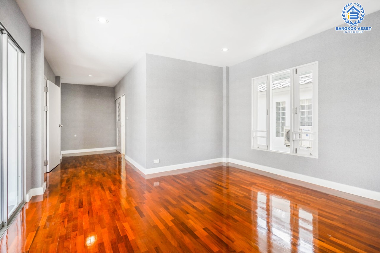 บ้านมือสองตกแต่งใหม่ ม.โนเบิล วานา วัชรพล ดีไซน์สุดโดดเด่น เนื้อที่ 65.6 ตร.ว. ฟังก์ชันจัดเต็ม 3 ห้องนอน 4 ห้องน้ำ 1 ห้องแม่บ้าน จอดรถได้ 2 คัน บนทำเลเดินทางสะดวก ใกล้เซ็นทรัลรามอินทรา, ห้าแยกวัชรพล, จุดขึ้นทางด่วน "ฉลองรัช" และรถไฟฟ้าสายสีชมพู "สถานีวัชรพล"...